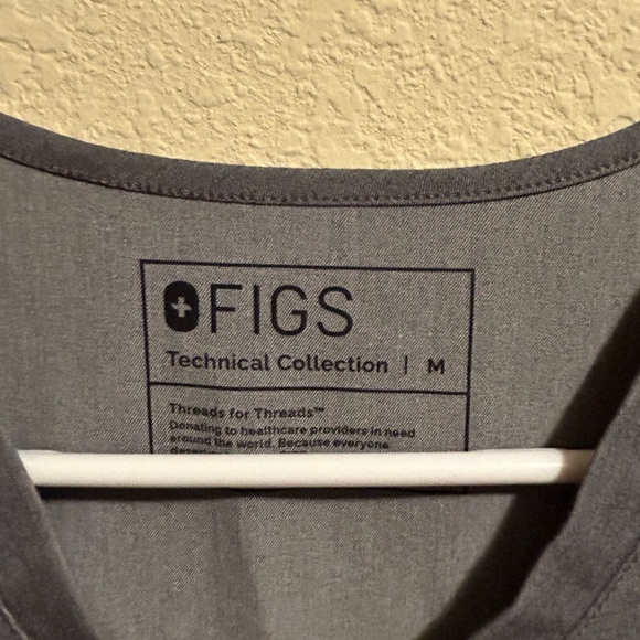 Figs one pocket scrub top - Picture 3 of 3